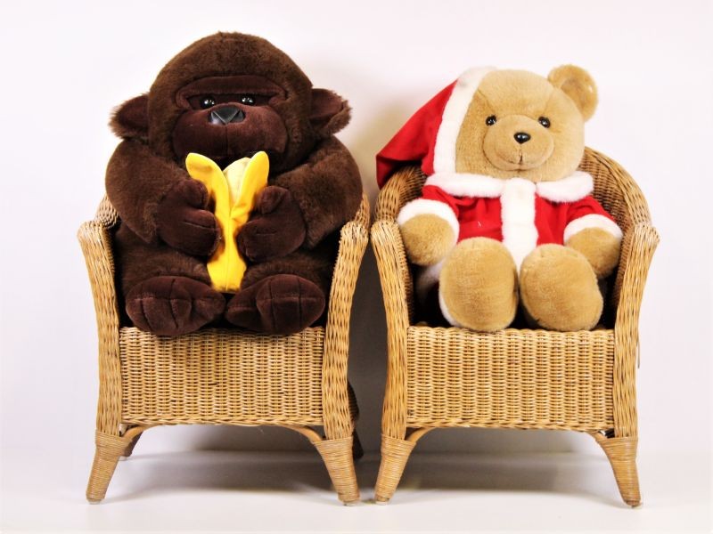 2 Rieten kinderstoeltjes met Kerstbeer en Gorilla